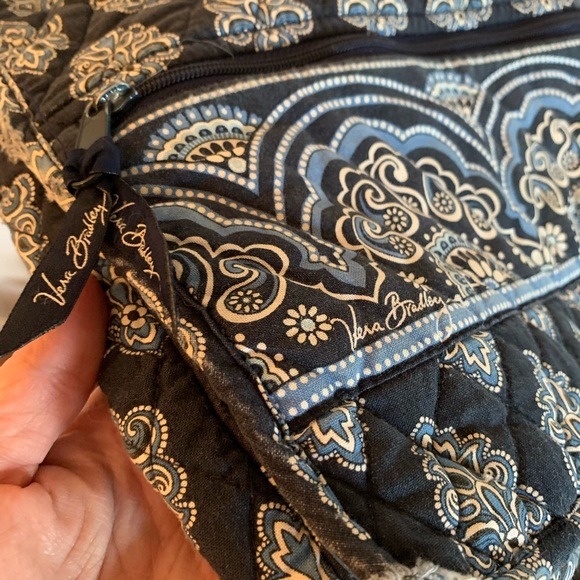 Vera Bradley Crossbody with flap Blue/white Fleur De Lis print. - Picture 4 of 8